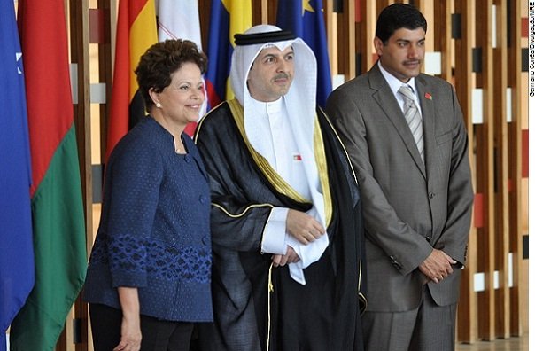 Presidente Dilma Rousseff e o Embaixador do Kuwait, Yousef Ahmad Abdul-Samad no Palácio Itamaraty.