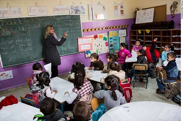 Estudantes sírios participam de uma aula de “segundo turno” na Escola Vera Frangieh, em Zgharta, noroeste do Líbano.