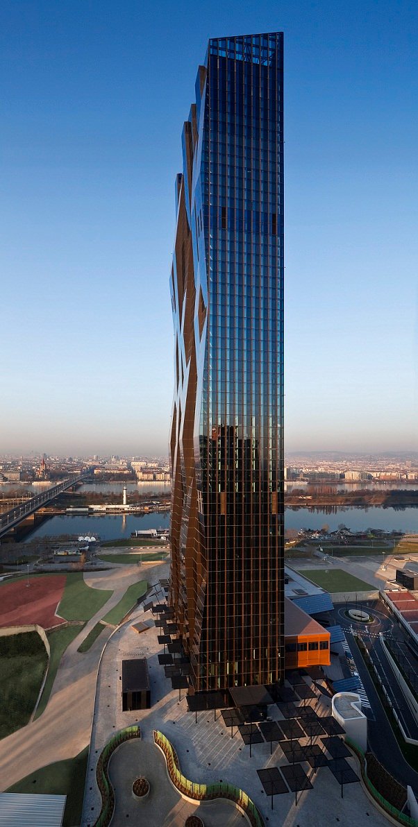 O imponente hotel Meliá Vienna, desenhado por Dominique Perrault, também foi premiado na Noite de Gala realizada em Londres, como o melhor hotel de nova construção aberto em 2014